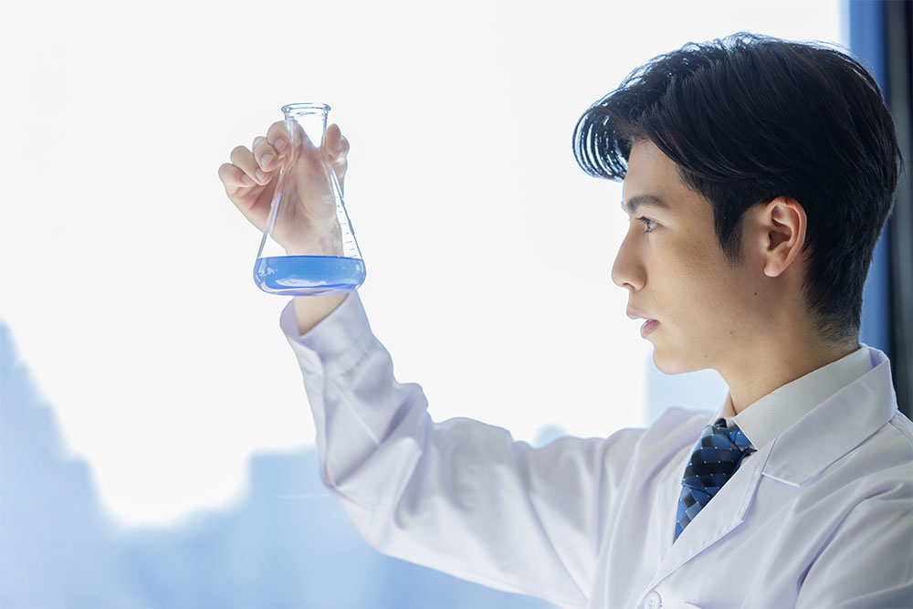 研究をする男性